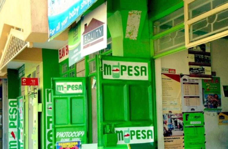 Sinema ya Bure! Majambazi Waliovamia Kibanda cha M-Pesa Waanza Kucheza Densi Badala ya Kuiba