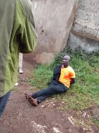 KIJANA ANASWA AKIBA SADAKA KANISANI KWA KUTUMIA GUNDI KWENYE KIJITI JIJINI NAIROBI