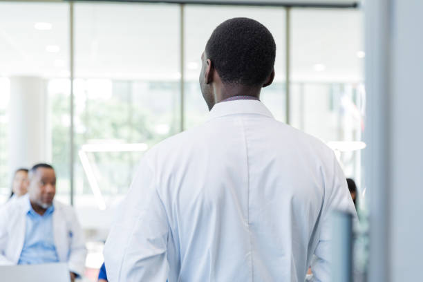 Daktari Feki Anaswa Akifanya Upasuaji wa Hatari Mtaani