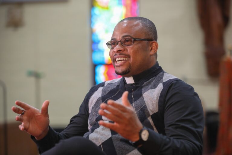 Pastor aanguka altar live baada ya kuona mwanamke na magic ring