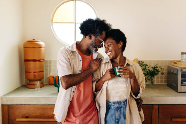 Mzee aliyekuwa akichekwa na vijana sasa amepata mrembo wa kisukuma