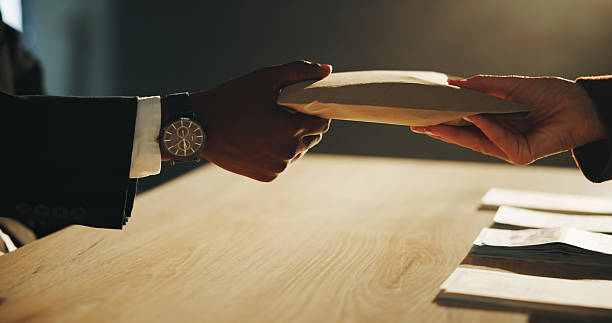 Alirudi dukani akiwa amechakaa na kunikabidhi kila senti aliyoeiba