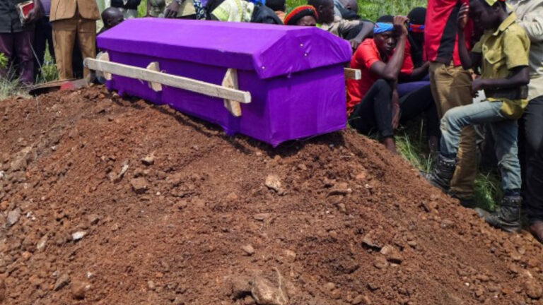 Drama Webuye Baada ya Mwili Kukataa Kushushwa Kaburini Mpaka Mtu Aliyemuua Kujisalimisha Mbele ya Wote