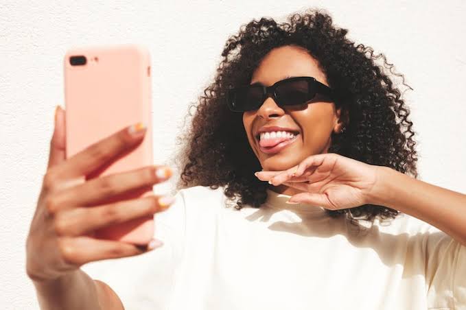 Nilipiga Picha Ya Selfie Nyumbani Lakini Picha Ilionyesha Watu 3 Nyuma Wenye Nyuso Zilizofunikwa