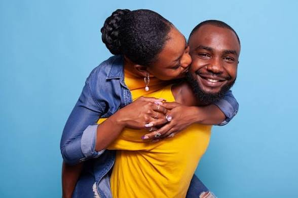 Nilipata Mashaka Nilipoona Bestfriend Yangu Anajipendekeza kwa Mume Wangu, Mpaka Kinga Hii Ilipomfukuza na Kuokoa Ndoa Yangu